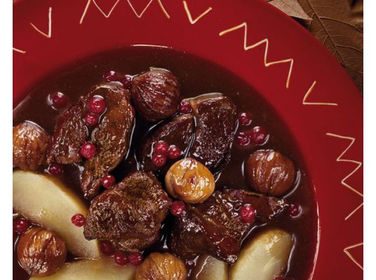 Chevreuil aux marrons, airelles et pommes