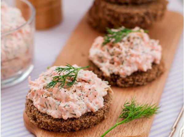 Toasts aux rillettes de saumon