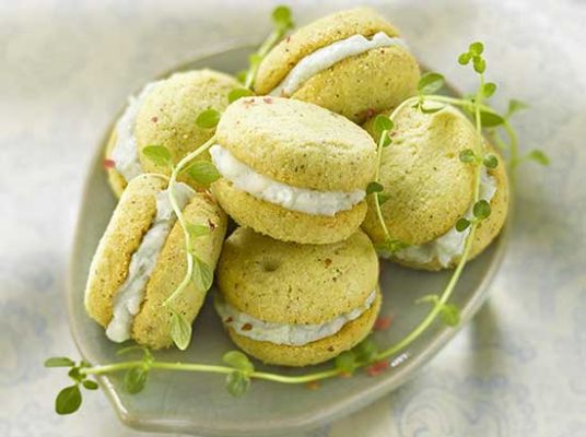 Biscuits au thym fourrés à la crème de fourme d’Ambert