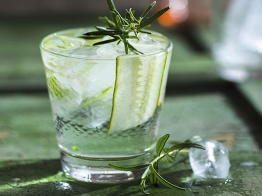 Cocktail Gin Tonic au concombre et romarin