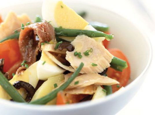 Salade niçoise au thon et aux anchois