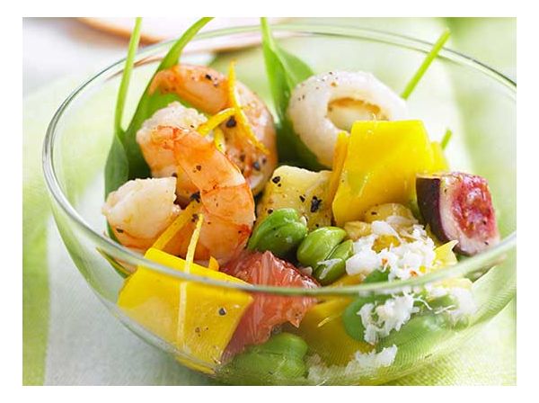 Salade aux crevettes, fèves et fruits exotiques