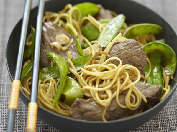 Sauté de bœuf aux pois gourmands et nouilles chinoises